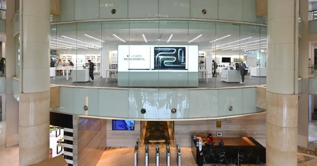 Para pembeli yang hanya melihat-lihat tanpa membeli di Indonesia menimbulkan keraguan terhadap kisah sukses ekonomi