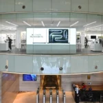 Para pembeli yang hanya melihat-lihat tanpa membeli di Indonesia menimbulkan keraguan terhadap kisah sukses ekonomi