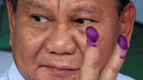 Prabowo Subianto: Mantan panglima militer yang kontroversial yang akan menjadi pemimpin baru Indonesia