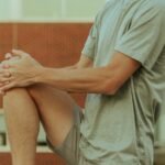 Seorang dokter memperingatkan bahwa jenis sepatu yang Anda kenakan dapat memengaruhi beban pada sendi Anda; ia membagikan 5 kebiasaan sehari-hari yang memengaruhi kesehatan sendi