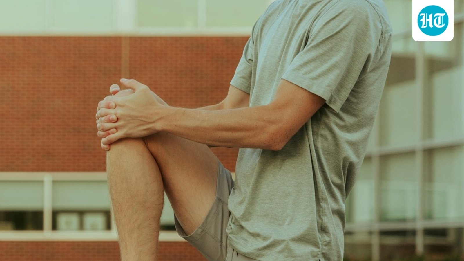 Seorang dokter memperingatkan bahwa jenis sepatu yang Anda kenakan dapat memengaruhi beban pada sendi Anda; ia membagikan 5 kebiasaan sehari-hari yang memengaruhi kesehatan sendi