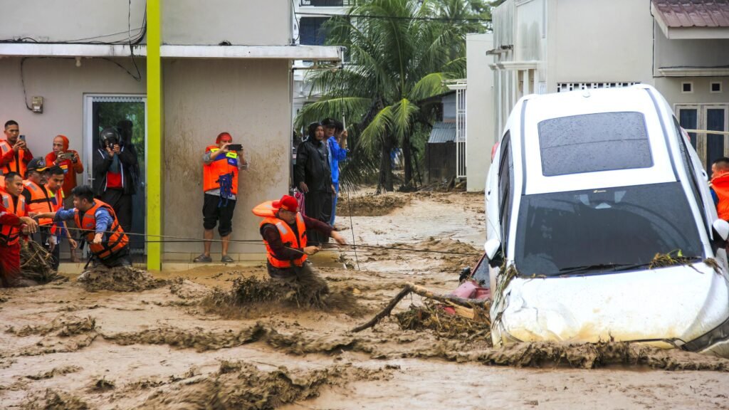 Lebih dari 400 orang tewas akibat banjir di Indonesia, kata pihak berwenang