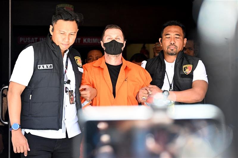 Penangkapan bos kejahatan asal Skotlandia ditunda untuk hari kedua di tengah operasi pencarian yang masih berlangsung