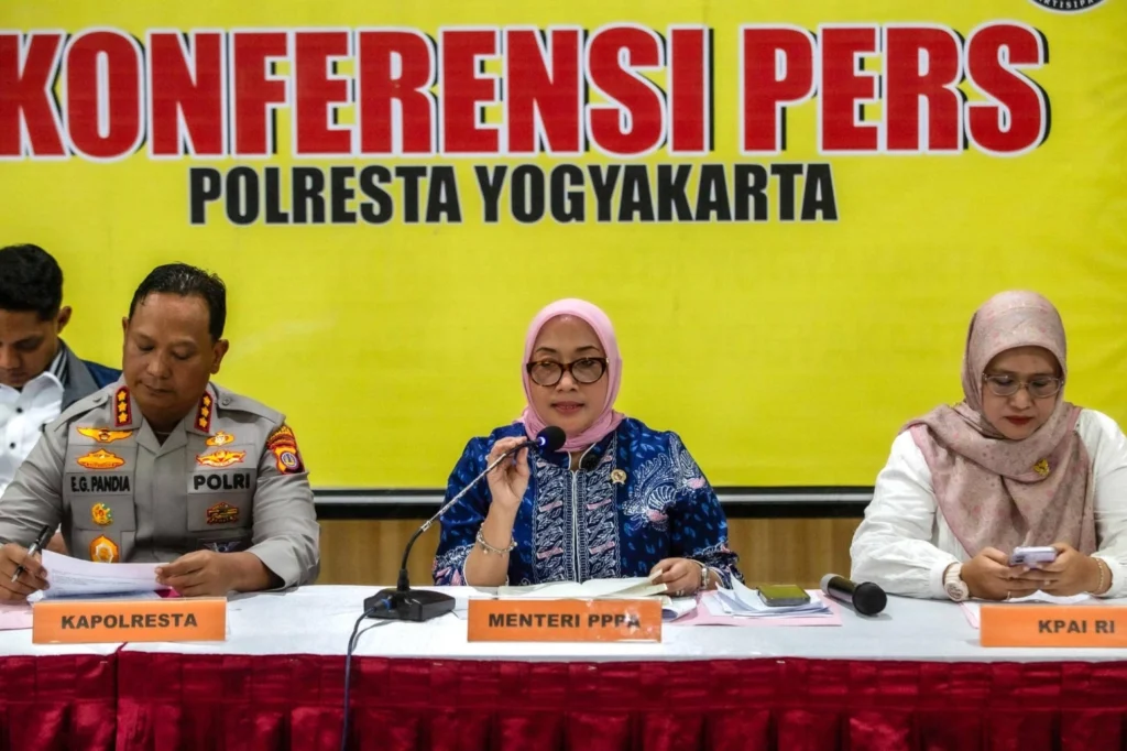 Polisi Indonesia menuntut 13 orang terkait skandal pelecehan di tempat penitipan anak