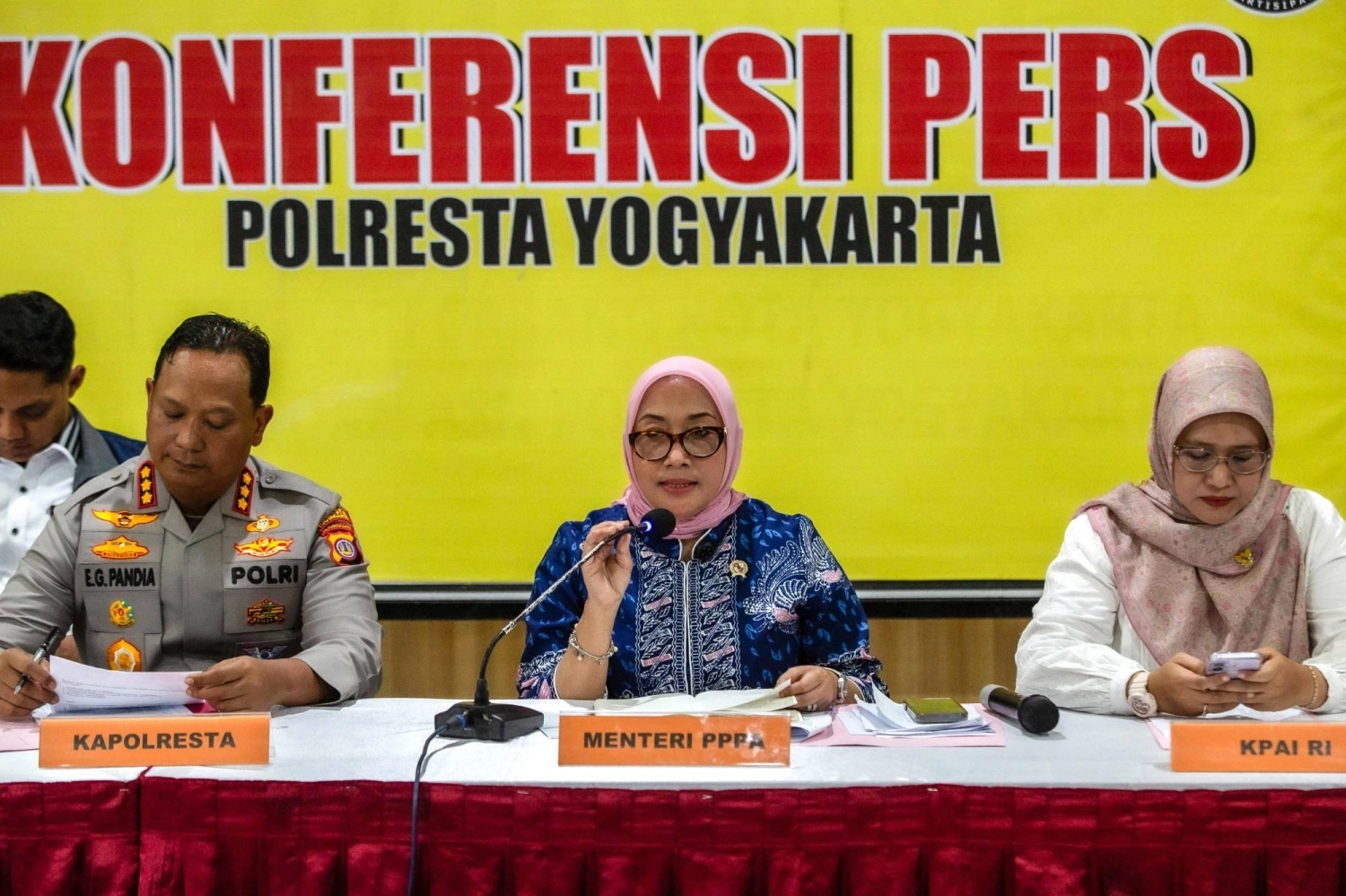 Polisi Indonesia menuntut 13 orang terkait skandal pelecehan di tempat penitipan anak