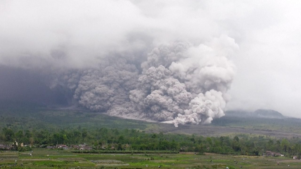 Tonton: Gunung Semeru di Indonesia memuntahkan awan abu raksasa saat meletus
