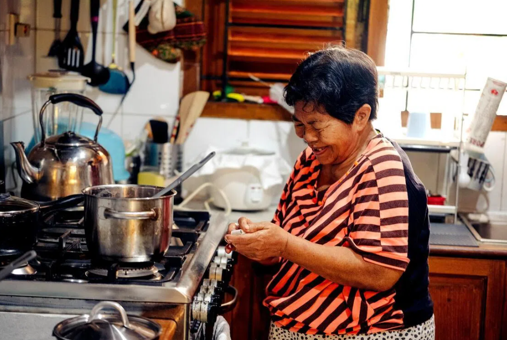 Bukan sekadar pembantu rumah tangga yang tinggal di rumah: Undang-undang baru Indonesia mengubah cara para pekerja rumah tangga memandang peran mereka