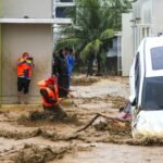 Lebih dari 400 orang tewas akibat banjir di Indonesia, menurut pihak berwenang