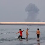 AS menyerang Iran dan Teheran membalas serangan di seluruh Timur Tengah saat kedua pihak bersaing memperebutkan kendali atas selat tersebut
