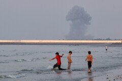 AS menyerang Iran dan Teheran membalas serangan di seluruh Timur Tengah saat kedua pihak bersaing memperebutkan kendali atas selat tersebut