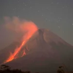 Aliran lava dari Gunung Merapi di Indonesia dalam letusan terbaru