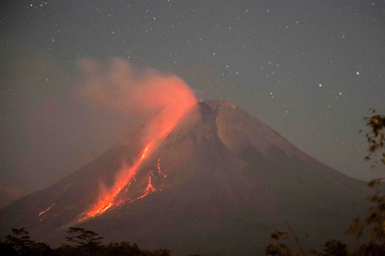 Aliran lava dari Gunung Merapi di Indonesia dalam letusan terbaru