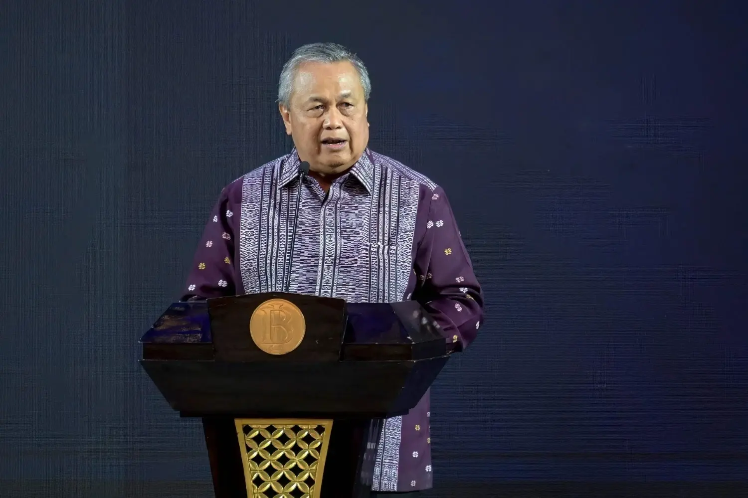 Gubernur Bank Indonesia mengundurkan diri, menambah ketidakpastian pada perekonomian yang sedang terpuruk