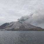 Gunung Ruang di Indonesia kembali memuntahkan awan panas setelah letusannya memaksa penutupan sekolah dan bandara
