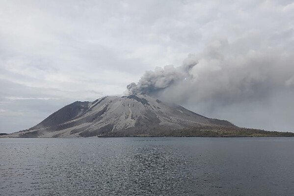 Gunung Ruang di Indonesia kembali memuntahkan awan panas setelah letusannya memaksa penutupan sekolah dan bandara