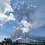 Gunung berapi Lewotobi Laki Laki di Indonesia meletus dan memuntahkan abu yang sangat panas hingga ketinggian beberapa mil