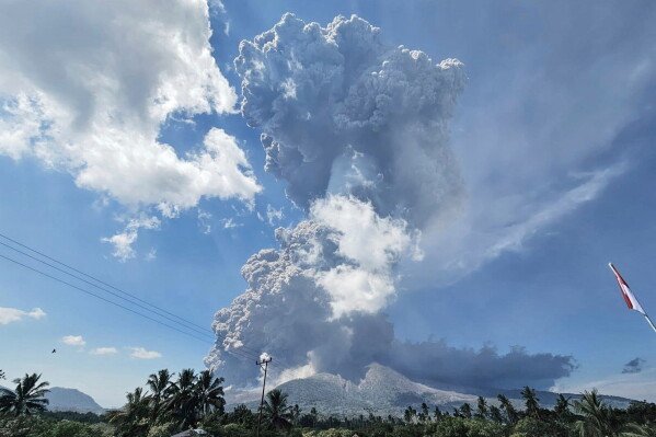 Gunung berapi Lewotobi Laki Laki di Indonesia meletus dan memuntahkan abu yang sangat panas hingga ketinggian beberapa mil