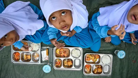 Indonesia: Prabowo memberhentikan kepala program makan gratis yang dilanda kasus keracunan massal