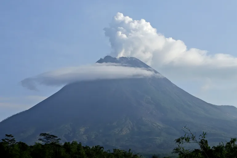 Indonesia: Ratusan orang dievakuasi saat Gunung Merapi memuntahkan awan panas