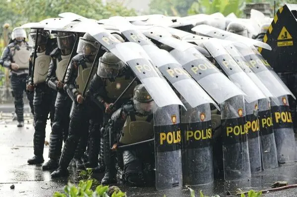 Ketegangan antara kepolisian dan militer di Indonesia menjadi sorotan setelah penggerebekan di Jakarta