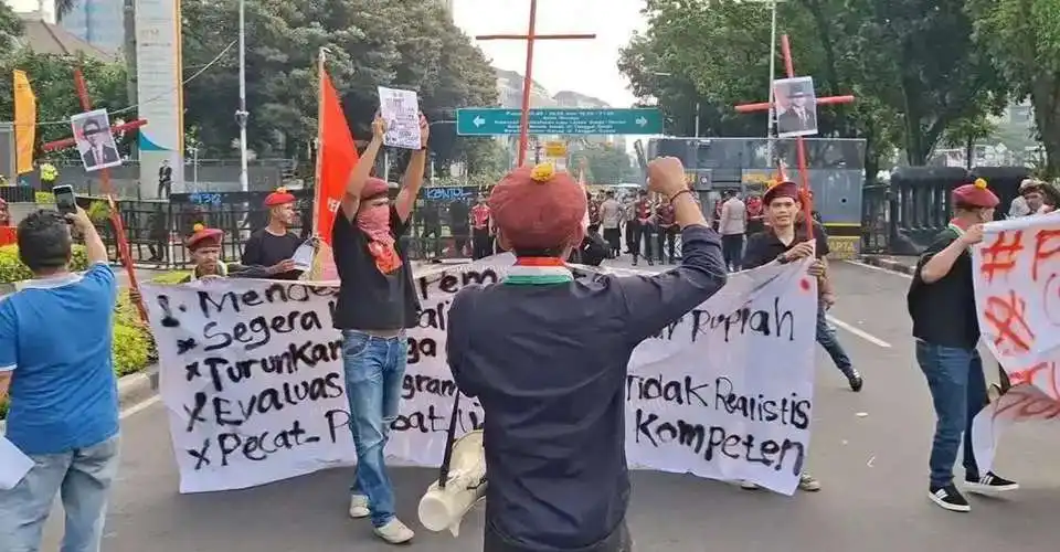 Protes terhadap program bantuan pangan di Indonesia, tuduhan deportasi di India, serta tindakan keras terhadap gereja di Tiongkok menjadi berita utama di Asia pekan ini