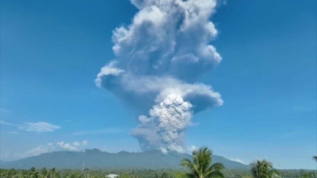 Tonton: Awan abu raksasa membubung saat Gunung Dukono di Indonesia meletus