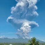 Tonton: Awan abu raksasa membubung saat Gunung Dukono di Indonesia meletus